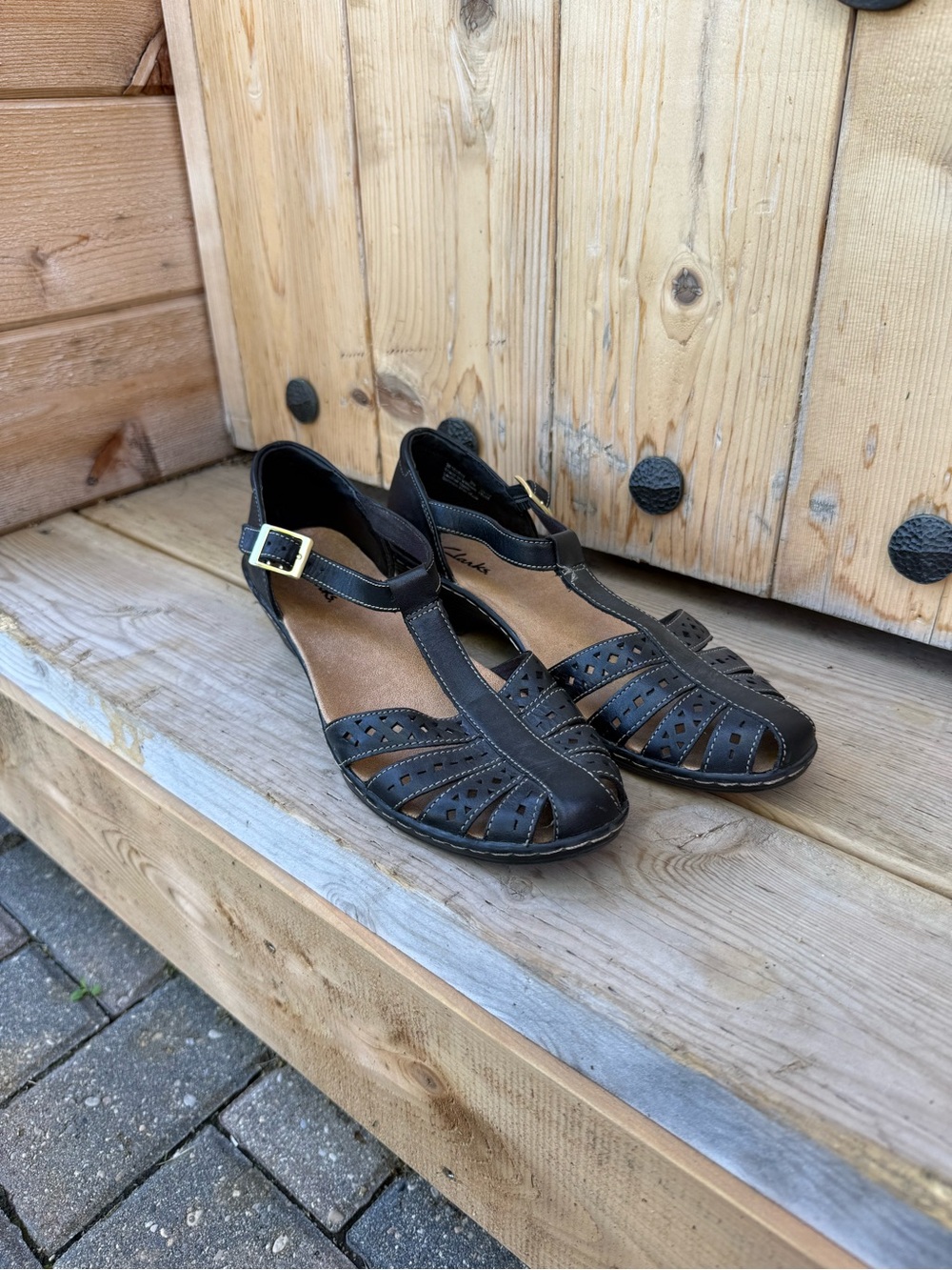 Clarks Women's Black T-Strap Leather Sandals Size 8